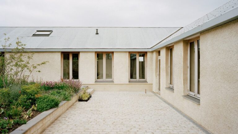 hugh strange architects farmworkers house cornwall dezeen 2364 hero 1