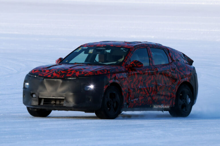 alfa romeo stelvio 2025 camo front quarter